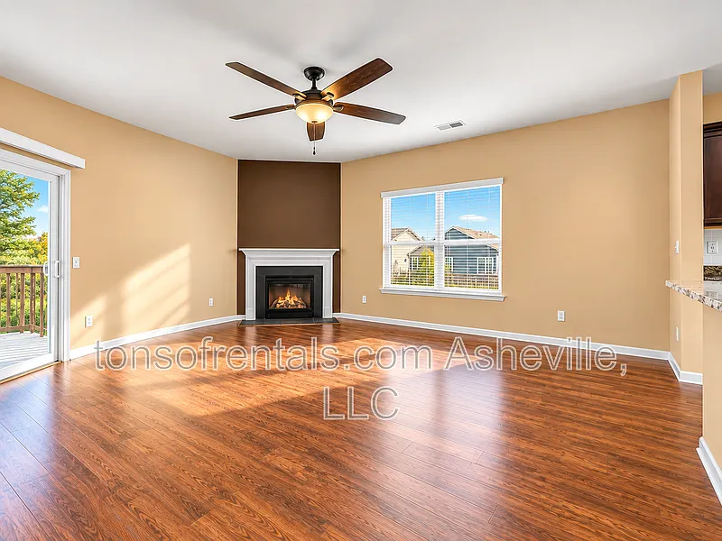 4 bed, 2.5 bath, 2905 sqft, $3,295 — Photo 4
