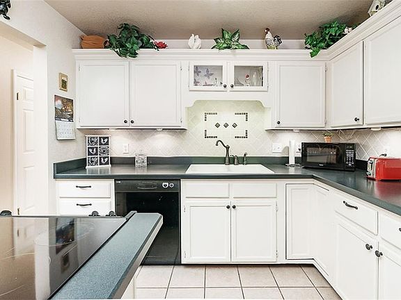 5th image of 2820 Oakland Dr Unit 20