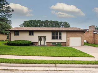 1004 Shady Ln, Dubuque, IA 52001