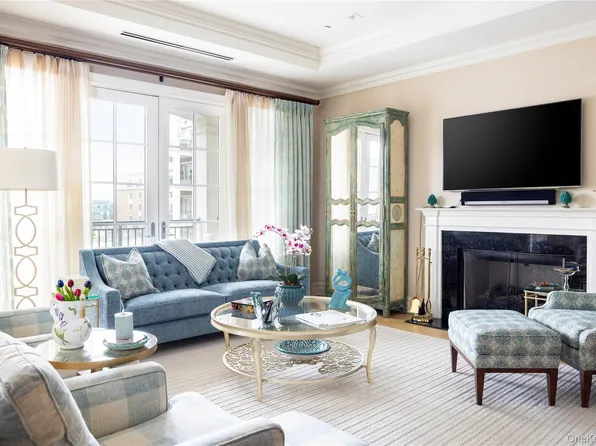 2000 Royal Court #2101, North Hills, NY 11040