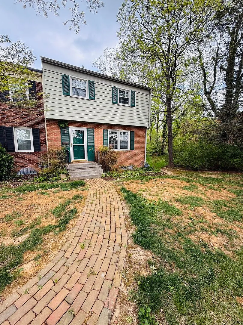 4 Bedroom, 2.5 Bath Townhouse — Photo 2