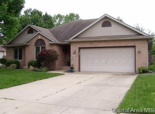 810 Locust Ct, Chatham, IL 62629
