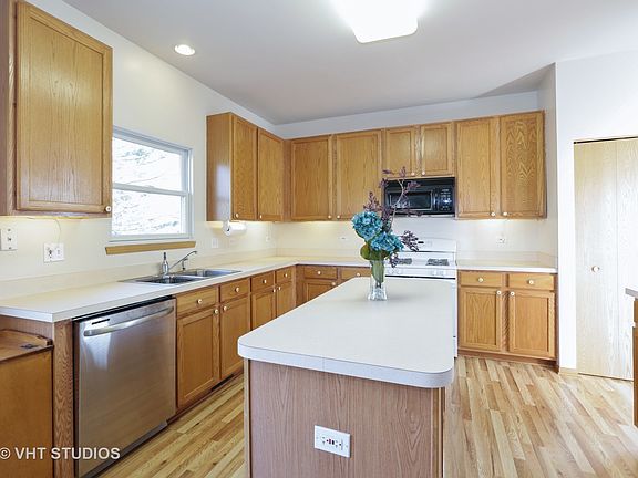3rd image of 9874 Bedford Dr
