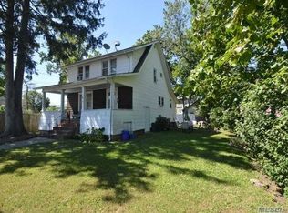 142 Glenada Ct, Freeport, NY 11520