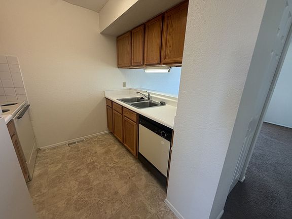5th image of 903 Southwest Blvd #H
