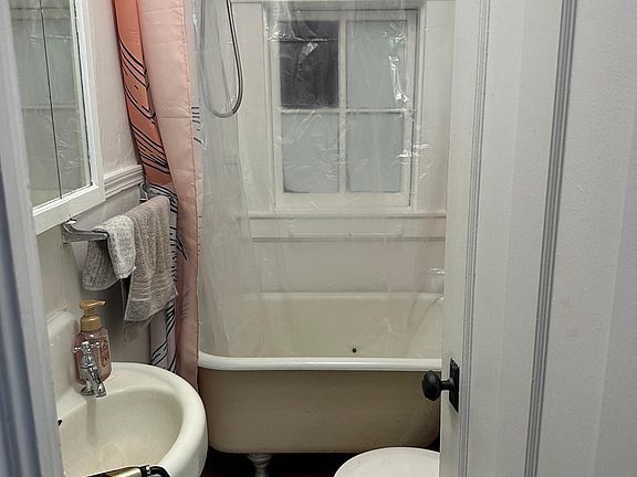 4th image of 1128 E Walnut St