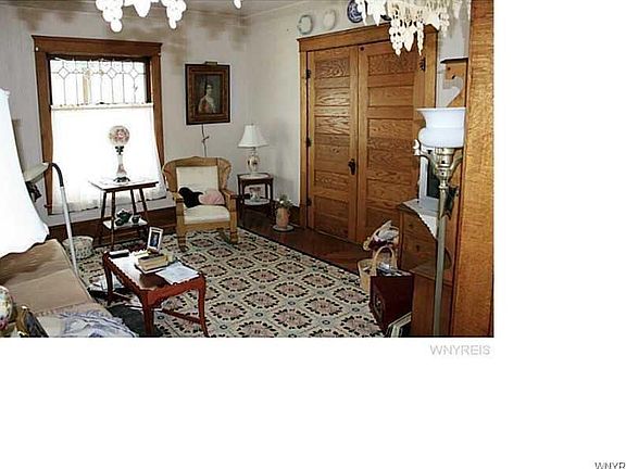 3rd image of 115 Thompson Ave