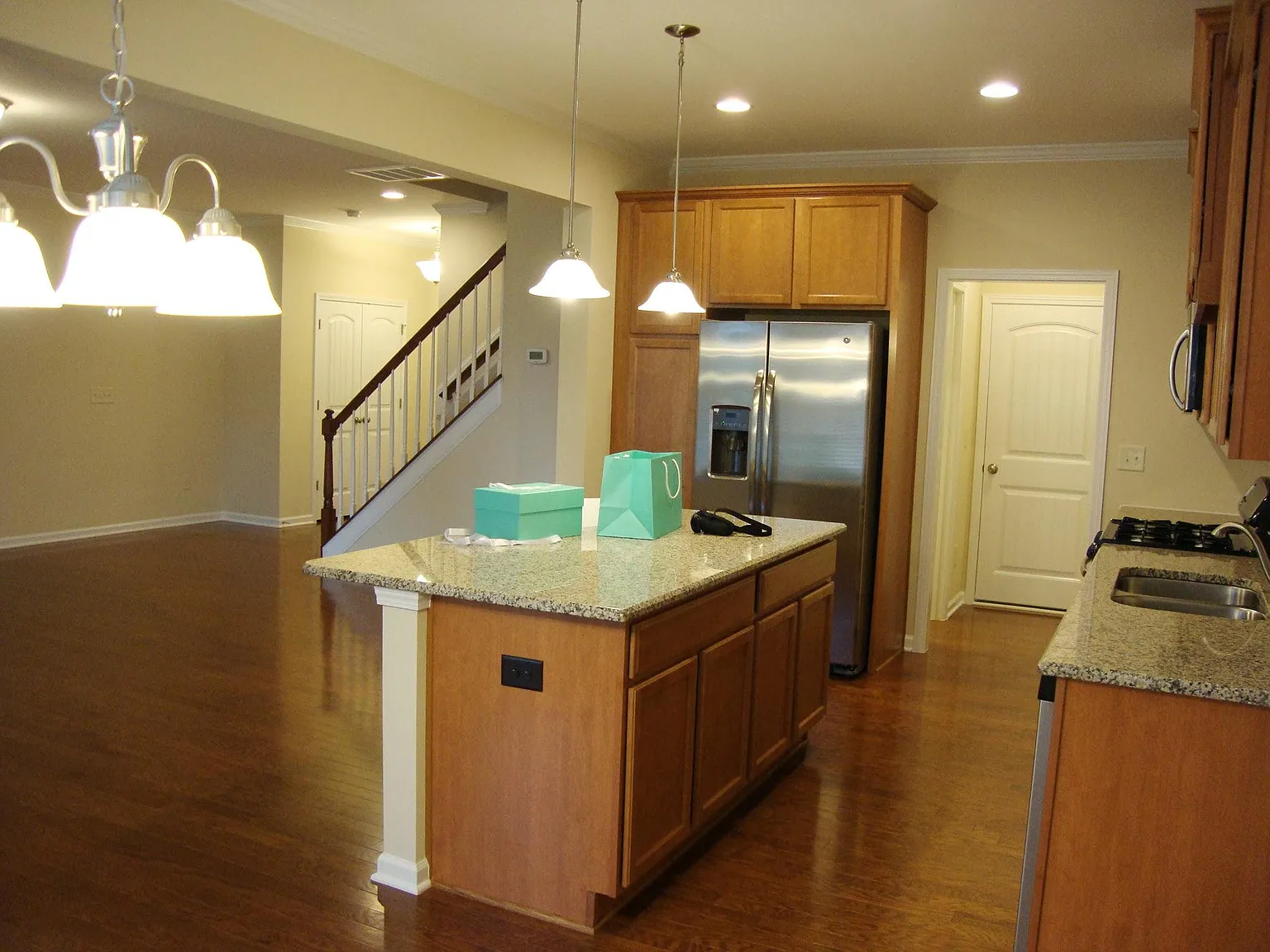3 bed, 2.5 bath, 1870 sqft, $2,200 — Photo 4