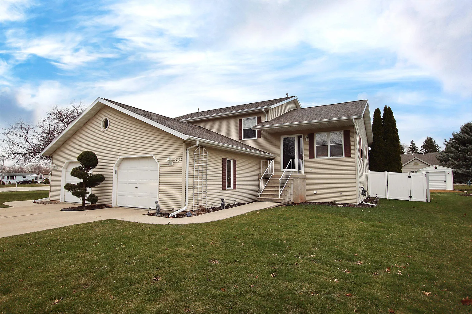 963 Eastman Ln photo 1