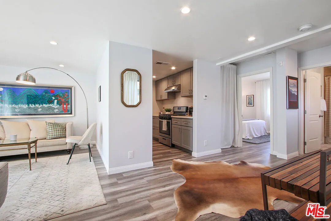 2 bed, 1.0 bath, $3,000 — Photo 2