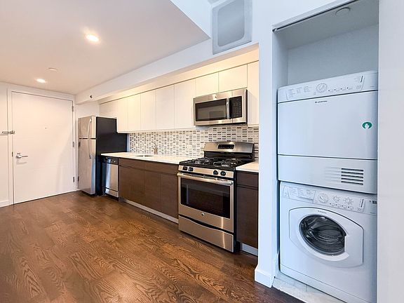 5th image of 310 E 2nd St APT 2C
