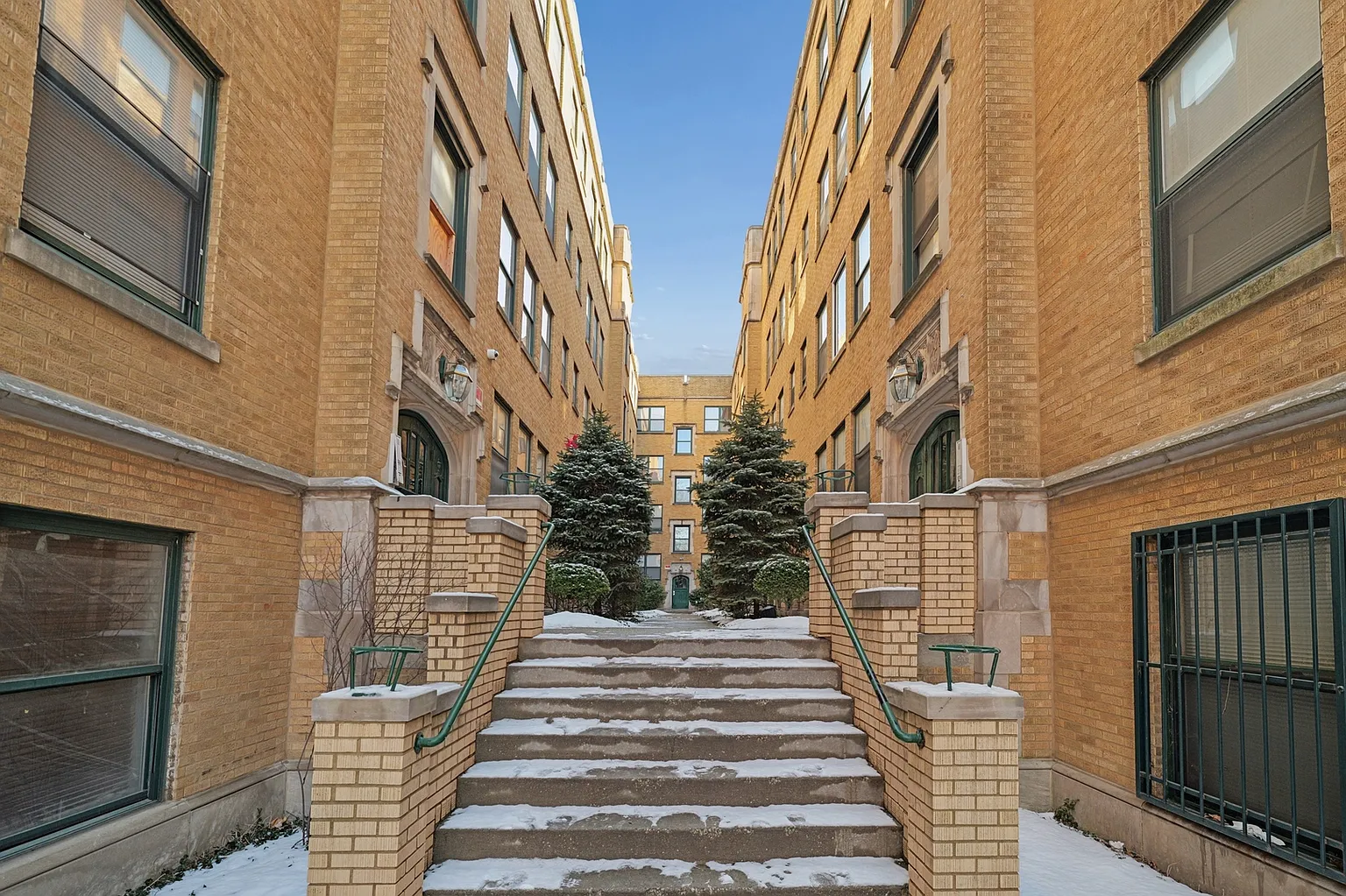 7209 S Yates Blvd APT 2B photo 1