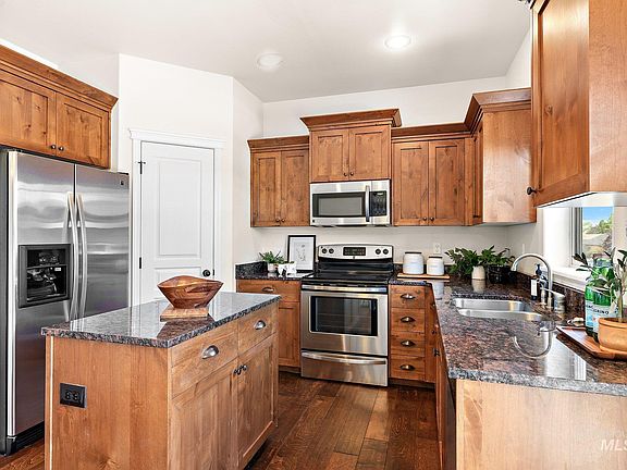 3rd image of 578 S Pine Island Ln