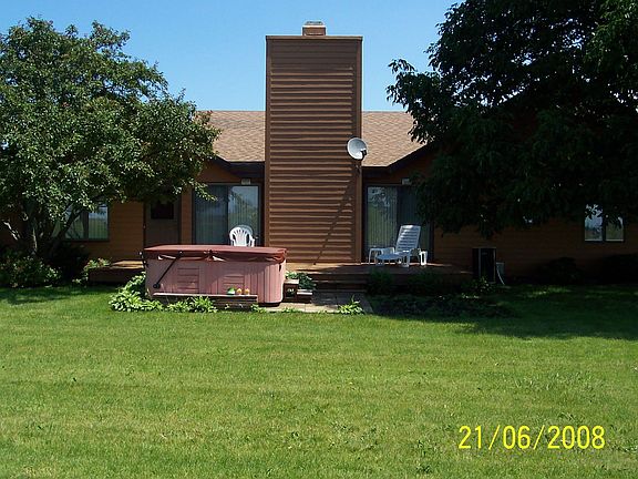 Huge deck & hot tub!!!