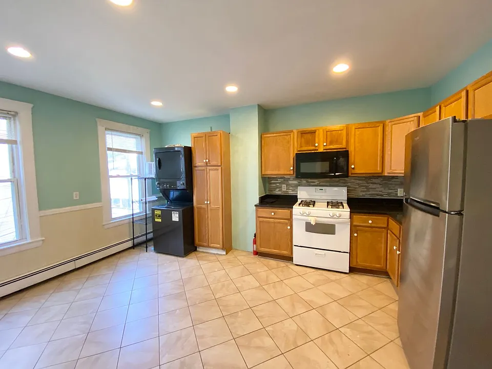2-1562 Tremont St #2