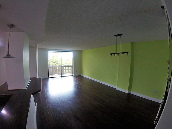 4th image of 919 Hillcrest Dr APT 410