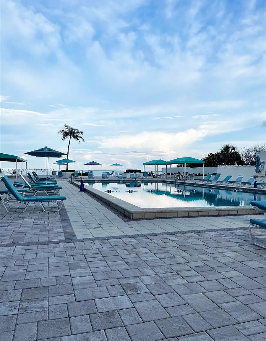 Sea Air Towers Condo — Photo 3