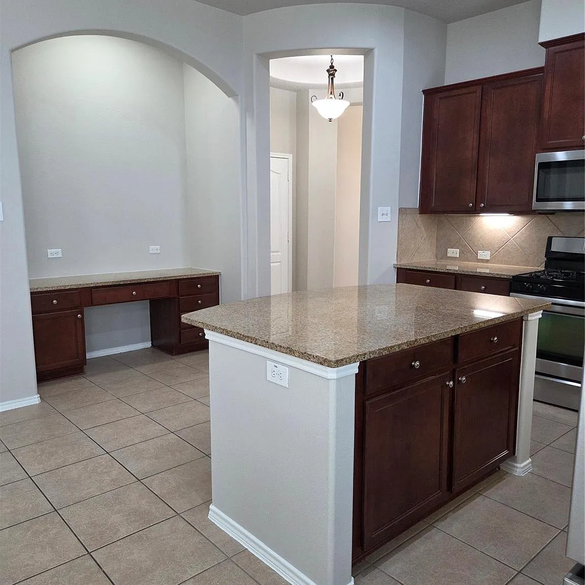 3 bed, 2.0 bath, 2049 sqft, $2,300 — Photo 4