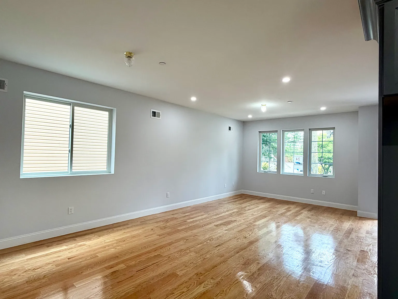 4 bed, 1364 sqft, $3,300 — Photo 3