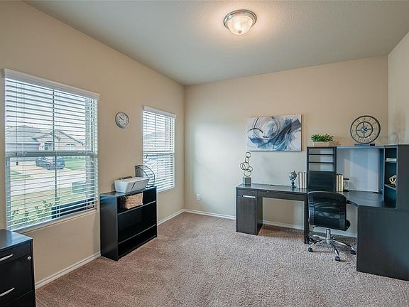 4th image of 307 Triple Crown Ln