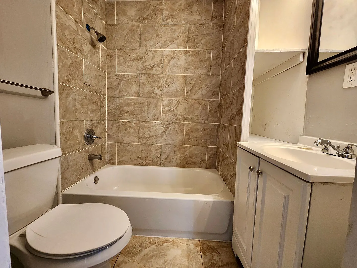 Spacious 4bd house | Laundry hooks ups | Driveway — Photo 4