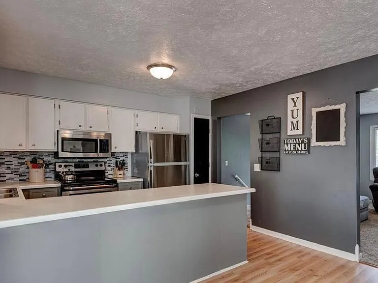 10412 Crown Point Ave — Photo 1