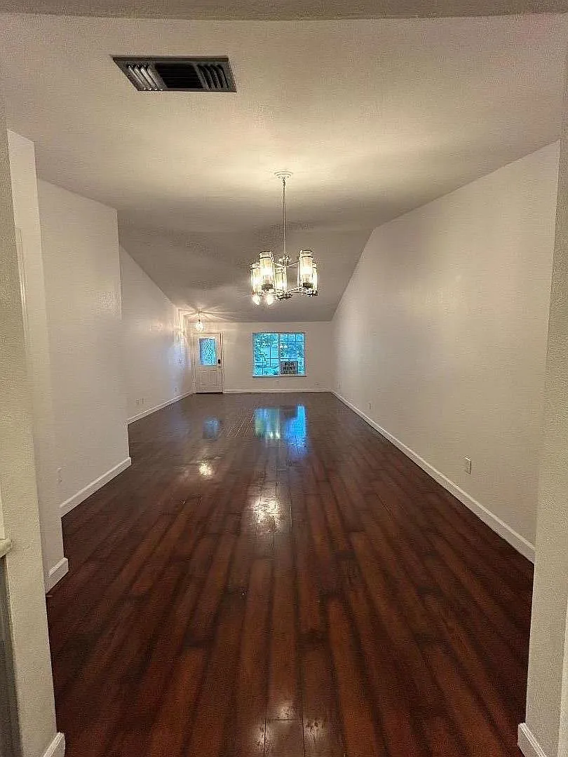 3 bed, 1396 sqft, $2,300 — Photo 4