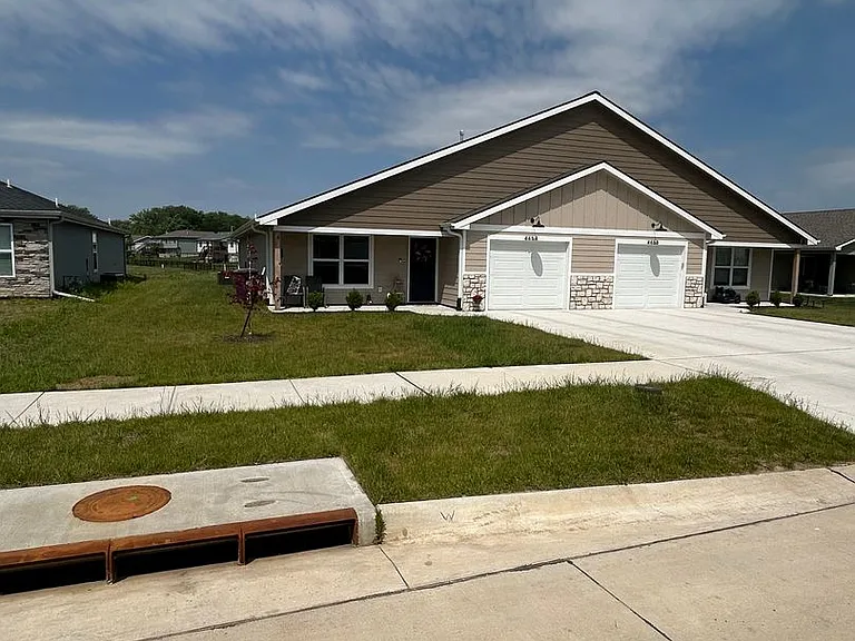 4654 Pierce Dr — Photo 2