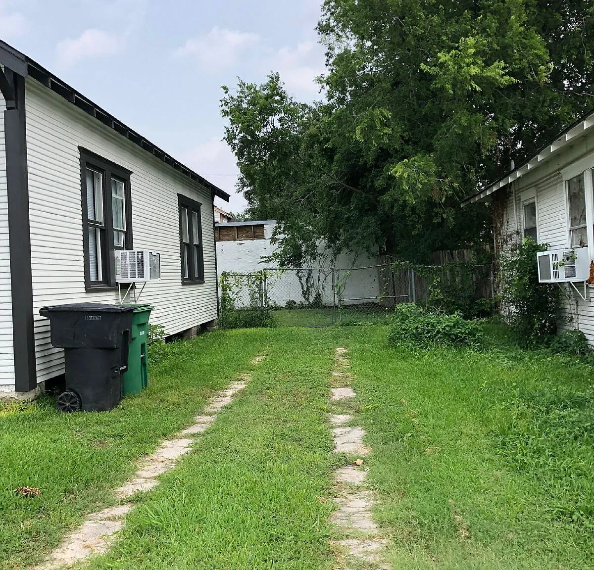 2 bed, 1.0 bath, 896 sqft, $1,495 — Photo 2