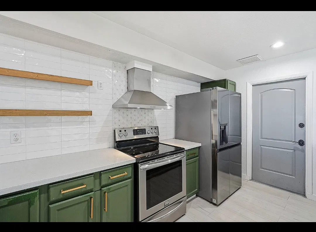 917 N Roosevelt Cir — Photo 3