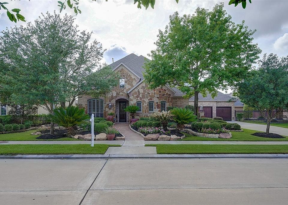 RAISED/ ELEVATED LANDSCAPING, LOW VOLT ACCENT LIGHTING, SPRINKLER SYSTEMS. STONE CURBING, PAVER WALKWAY. FULL STONE FRONTAGE.