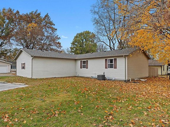 3rd image of 16 Saddlewood Ln