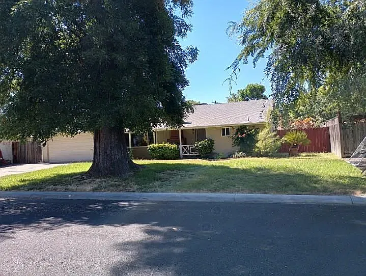 3 bed, 1400 sqft, $3,955 — Photo 2