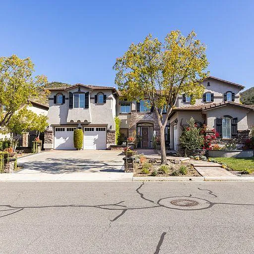 18652 Topanga Canyon Rd — Photo 1