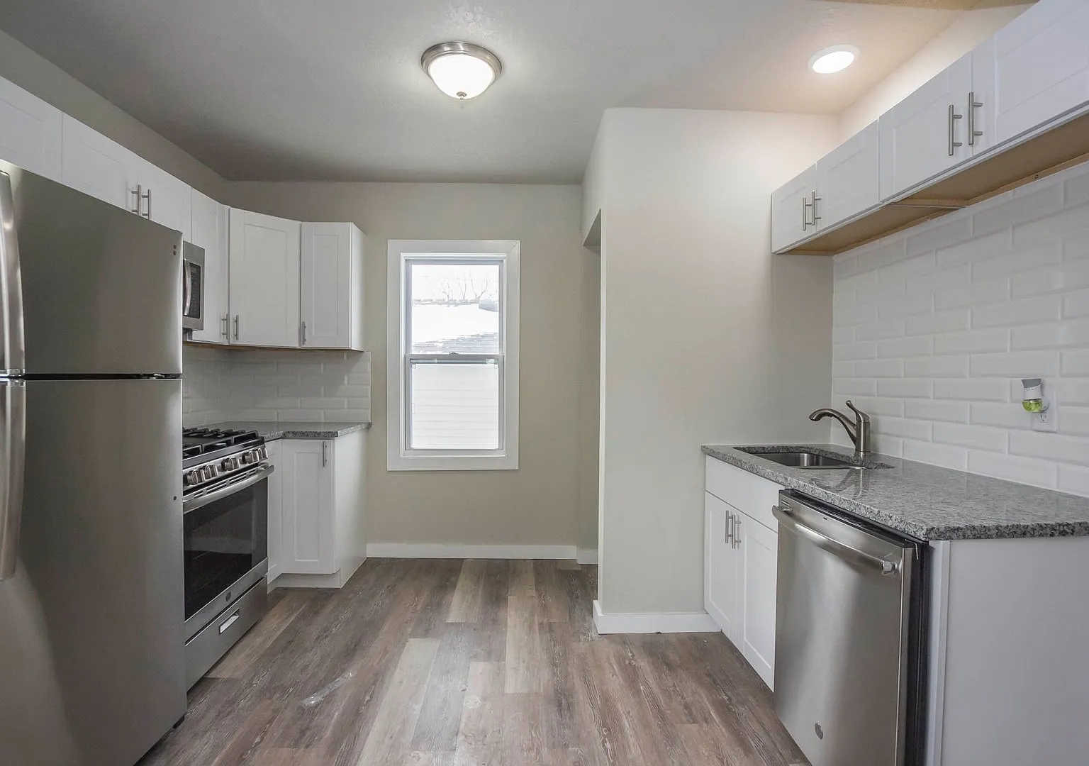 Charming 3 bedroom 1 bath home — Photo 2