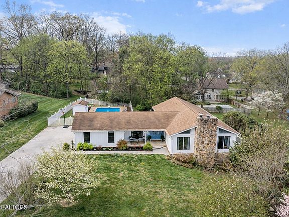 2nd image of 2219 Canterbury Cir