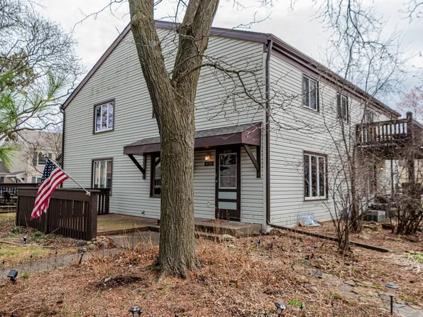 4950 Grenwich Trl N, Oakdale, MN 55128