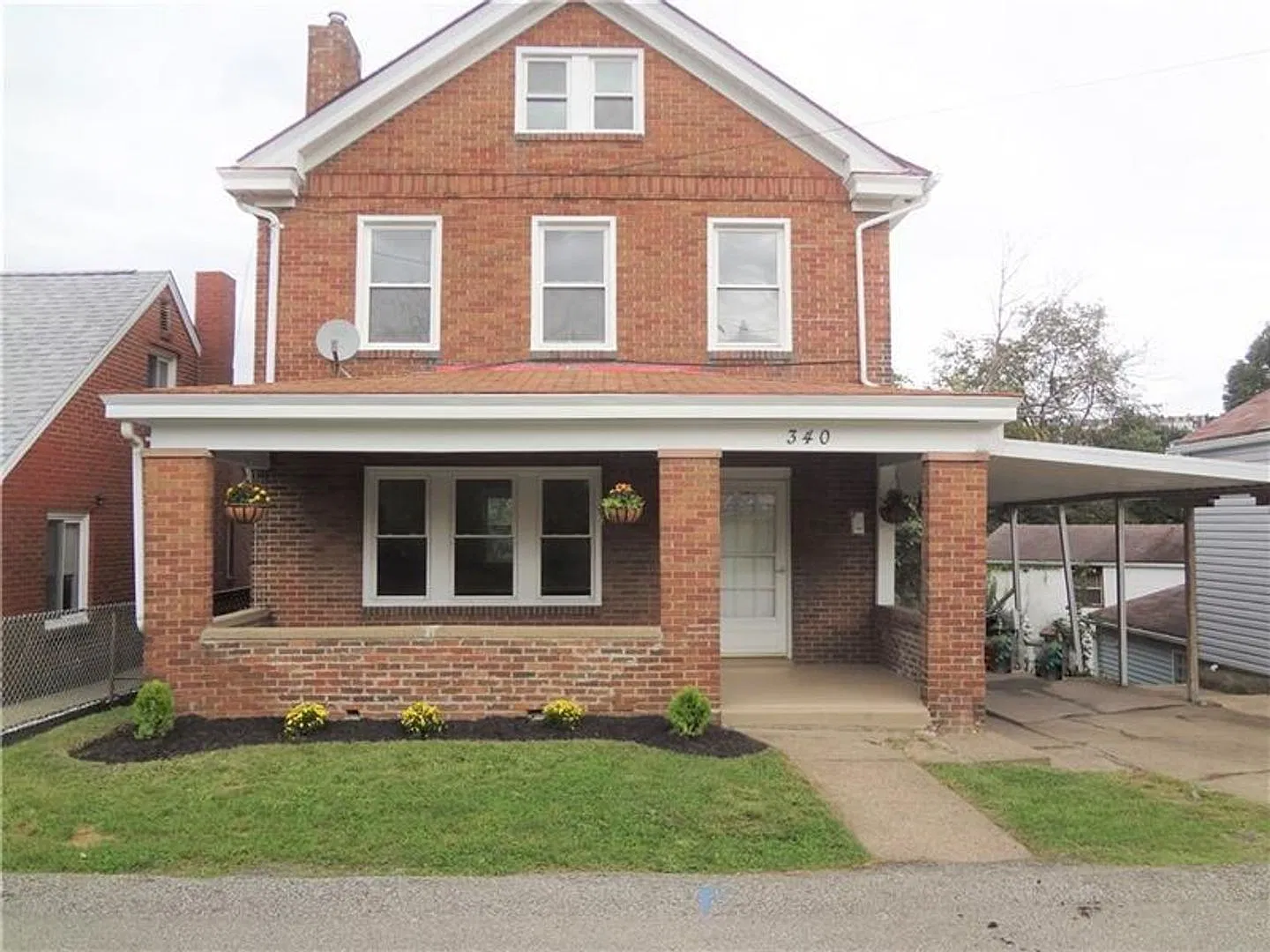 Spacious 4 Bed/1 Bath Home w/ Bonus Rooms-Available November 10th! — Photo 1