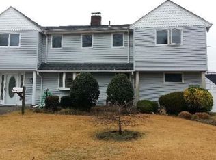 92 Bobolink Ln, Levittown, NY 11756