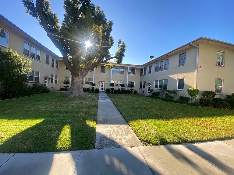 1000-1050 E San Antonio Dr — Photo 2