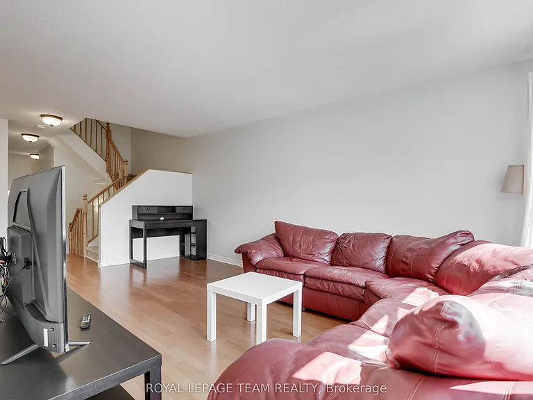 33 Scampton Dr — Photo 9