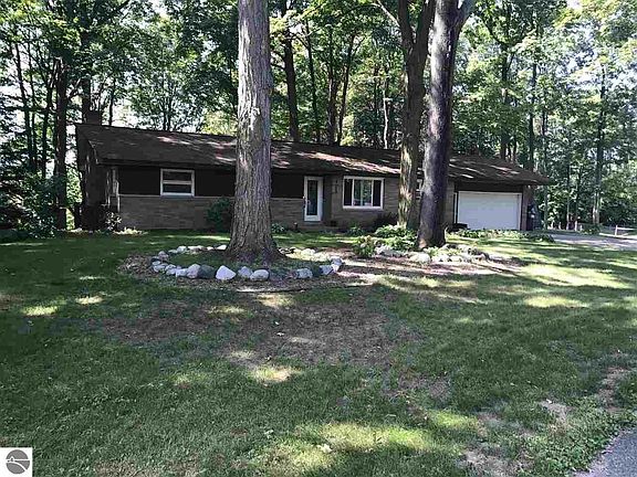 2nd image of 3251 Crestview Dr