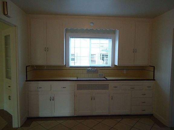 4th image of 430 N Shasta Ave