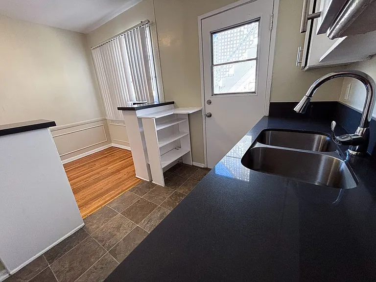 605 Kelton Ave — Photo 36