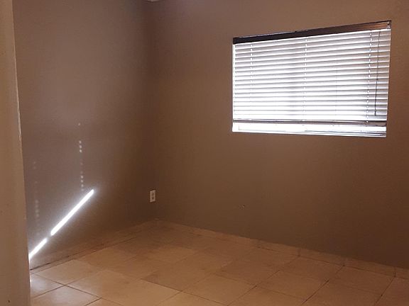 4th image of 522 E Holmes Ave