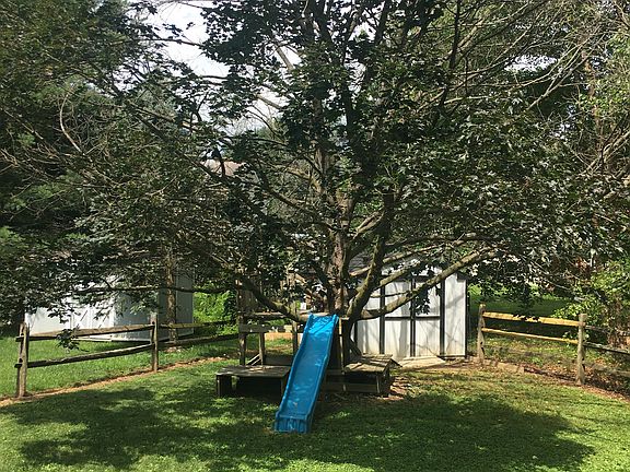 4th image of 260 Heather Ct