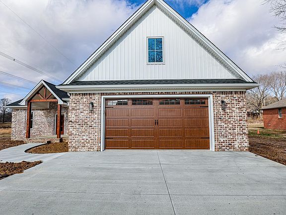 2nd image of 600 Palisades Cir