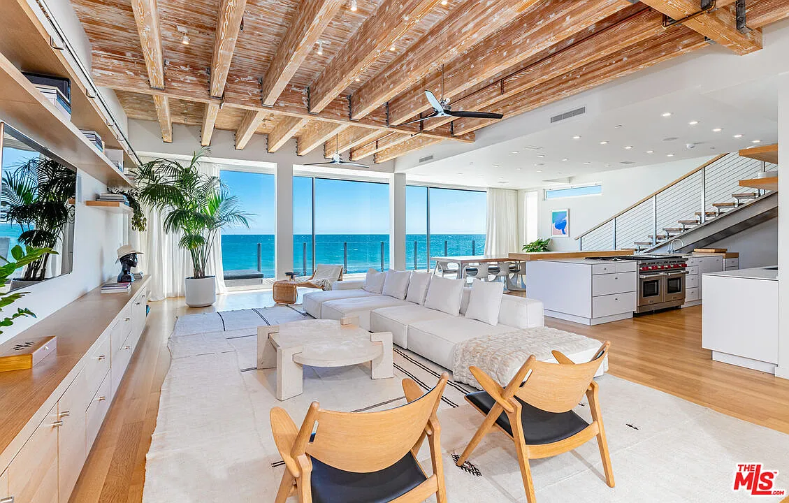 4 bed, 4.5 bath, 4699 sqft, $200,000 — Photo 1