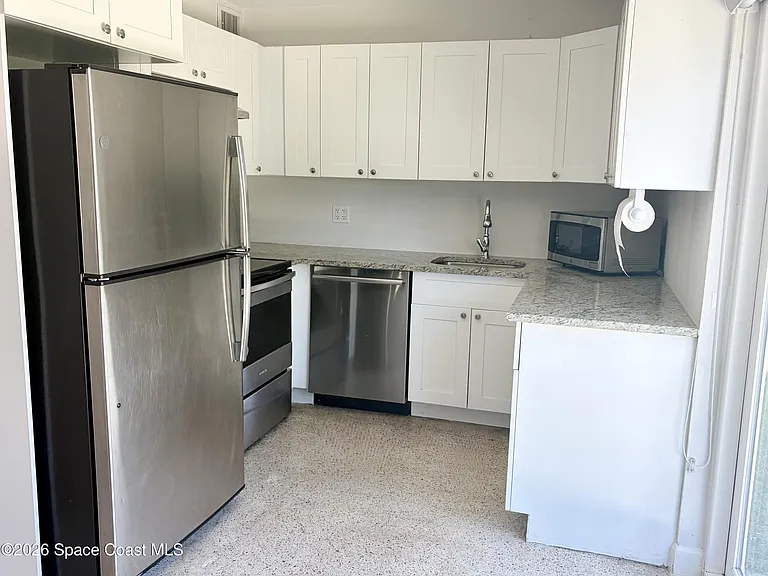 1957 Glenwood Dr — Photo 3