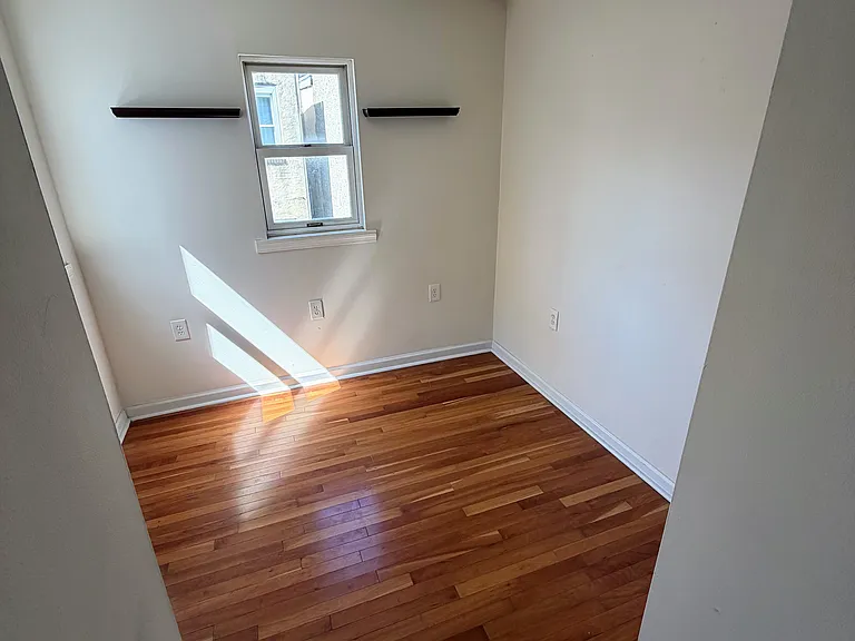 137 Moore St — Photo 7